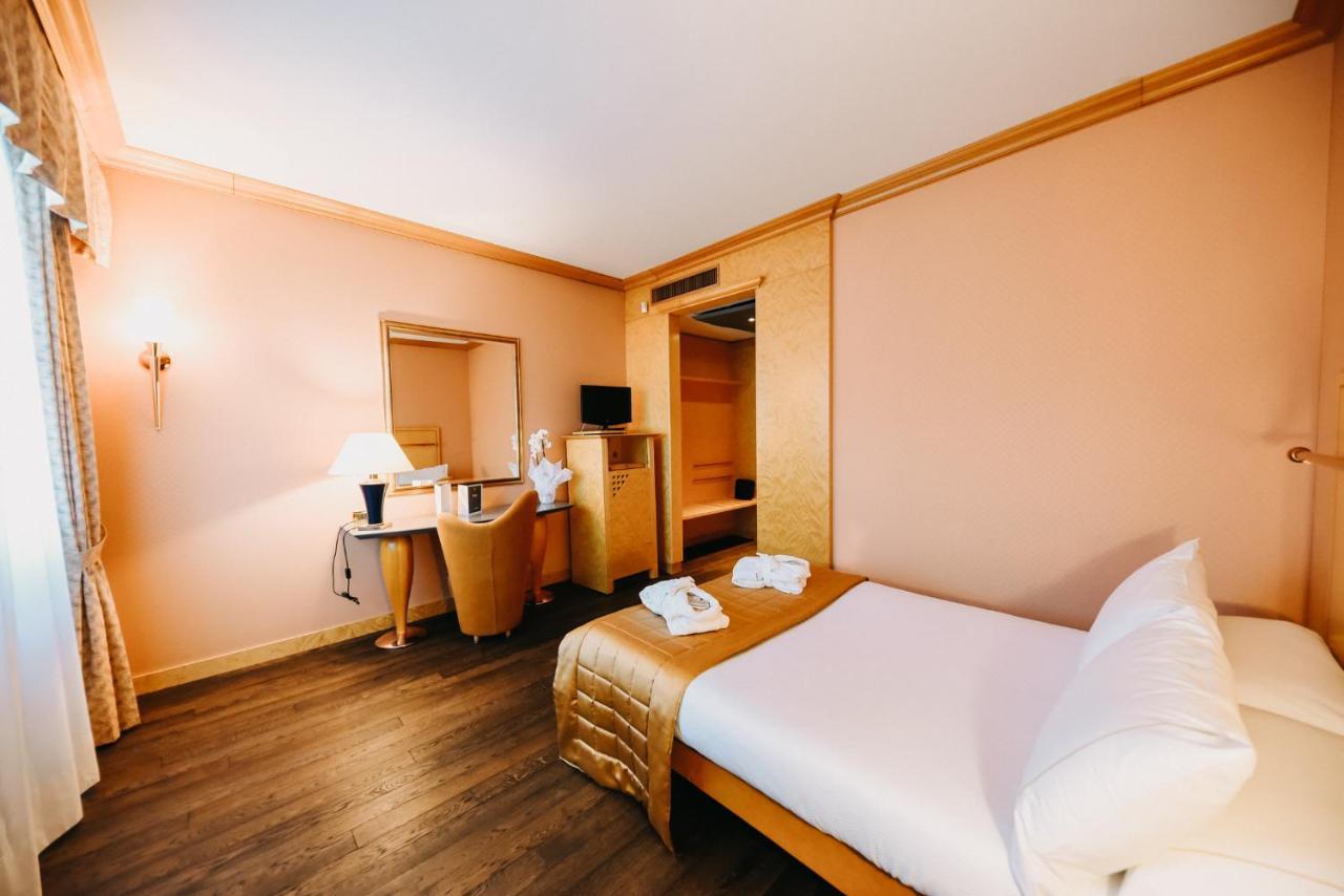 Shg Hotel Antonella Pomezia Buitenkant foto